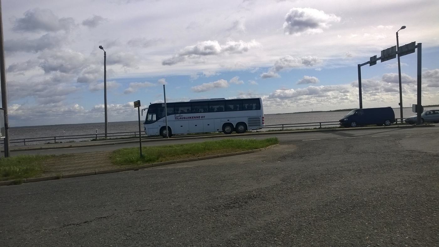 Raahen tilausliikenteen auto valmiin lautalle ajoon.